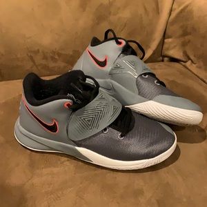 EUC Nike Kids' Grade School Kyrie Flytrap III Basketball Shoes Size 5